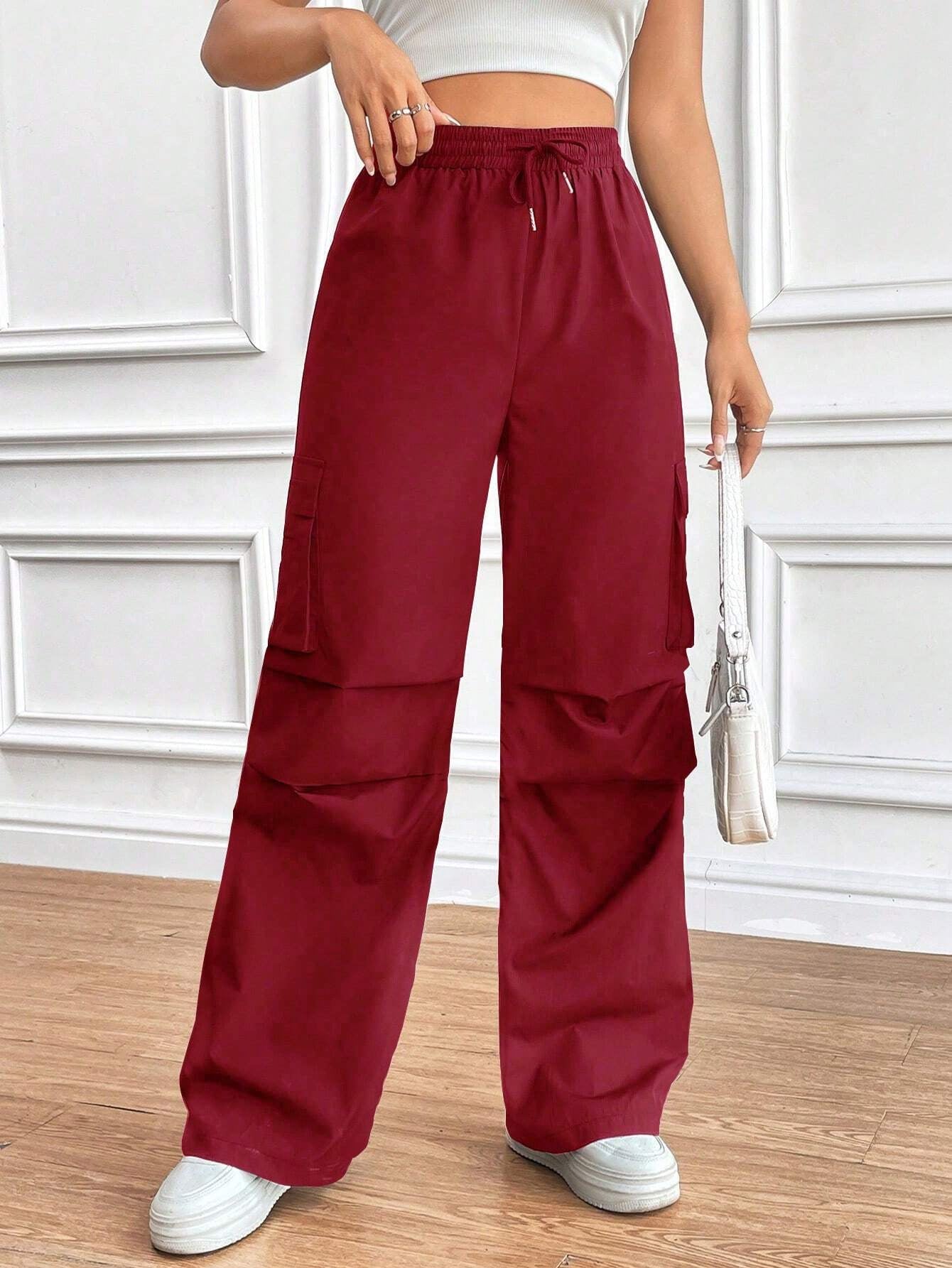 Women's cargo trousers with a modern cut and practical pockets, size S