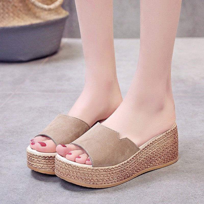 Women's wedge sandals with a modern crossover design and non-slip sole, size GR