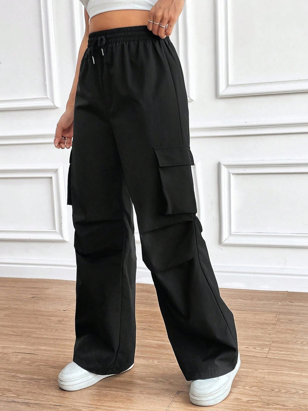 Women's cargo trousers with a modern cut and practical pockets, size S