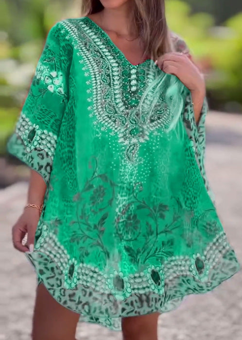 Damen Strandkleid im farbenfrohen Boho-Stil mit verspieltem Design und tiefem V-Ausschnitt GR
