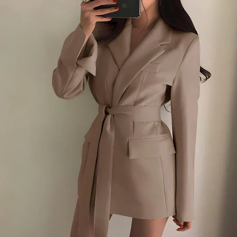 GR | Elegant blazer with belt 
