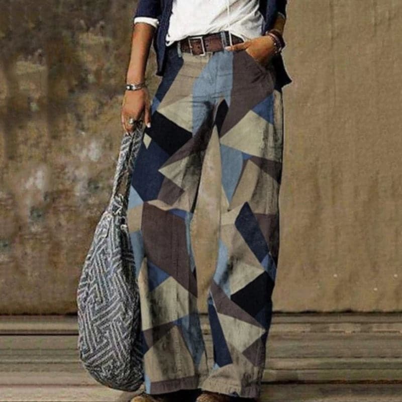 GR | High-waisted, wide-leg trousers with a floral pattern. Airy and comfortable.