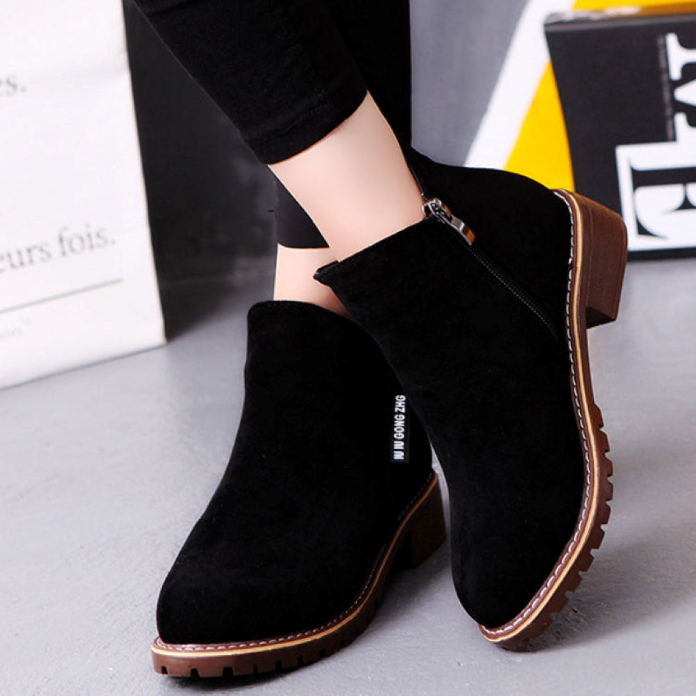 GR | Suede ankle boot with non-slip sole and side zipper