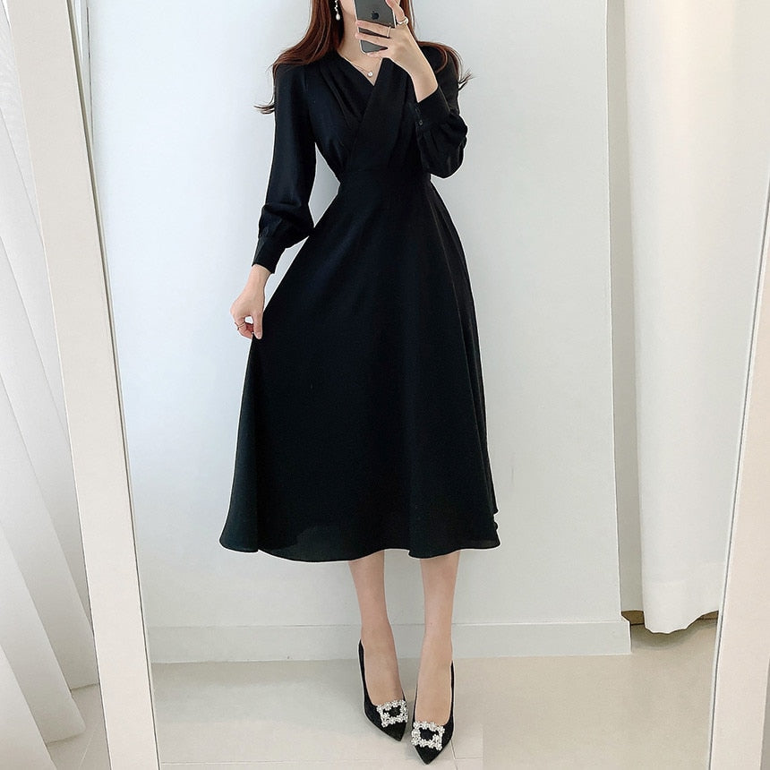 Elegant dress with puff sleeves and V-neck in an A-line silhouette