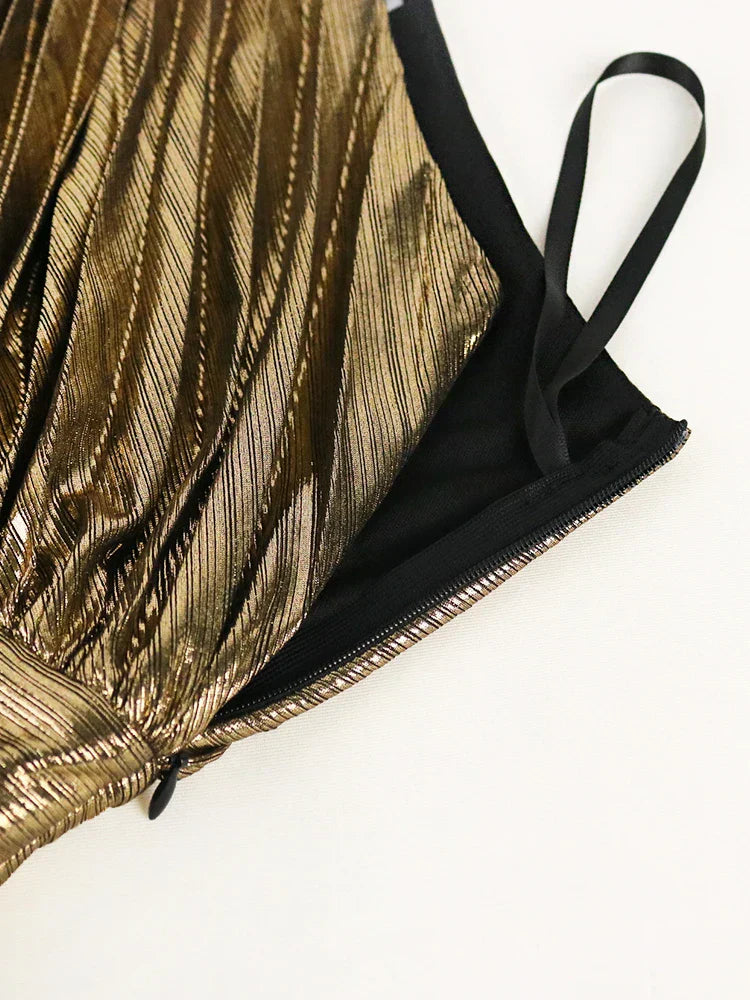 GR | Elegant one-shoulder evening dress in metallic look