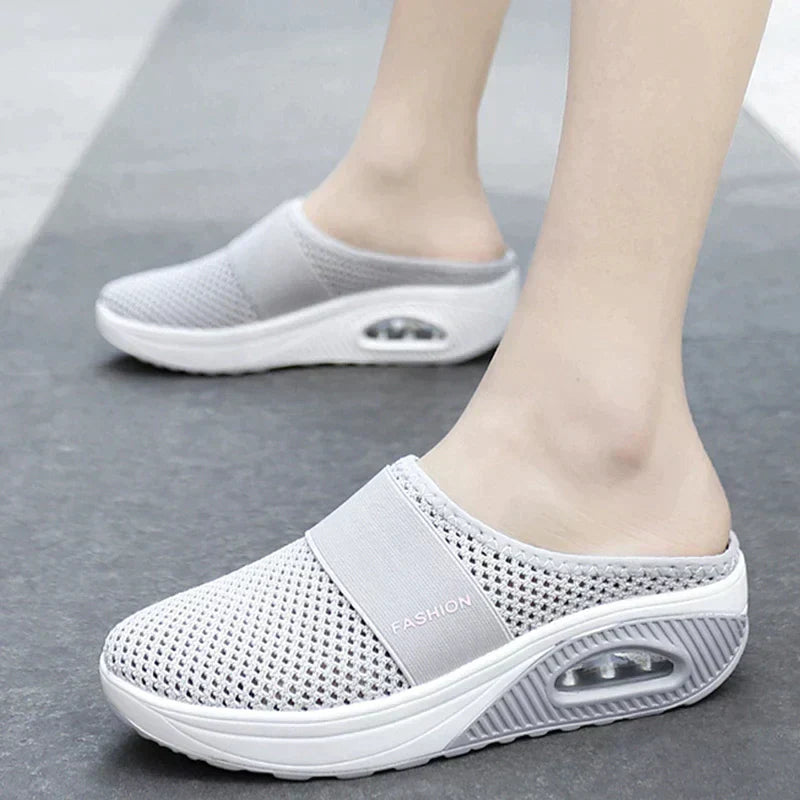 GR | Wedge-heeled shoes or orthopedic sandals