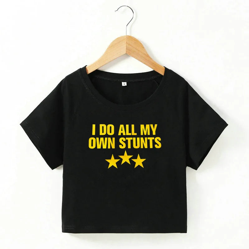 GR | Cropped T-Shirt mit "I do all my own stunts" Druck für Frauen
