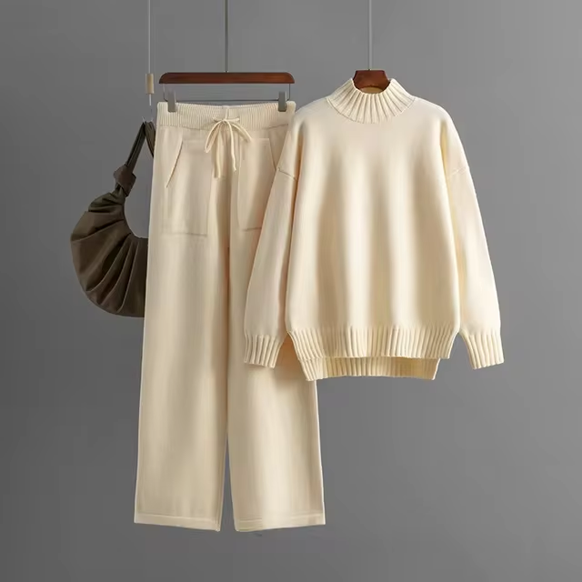 GR | Stylish set consisting of a long-sleeved sweater and straight-leg trousers 
