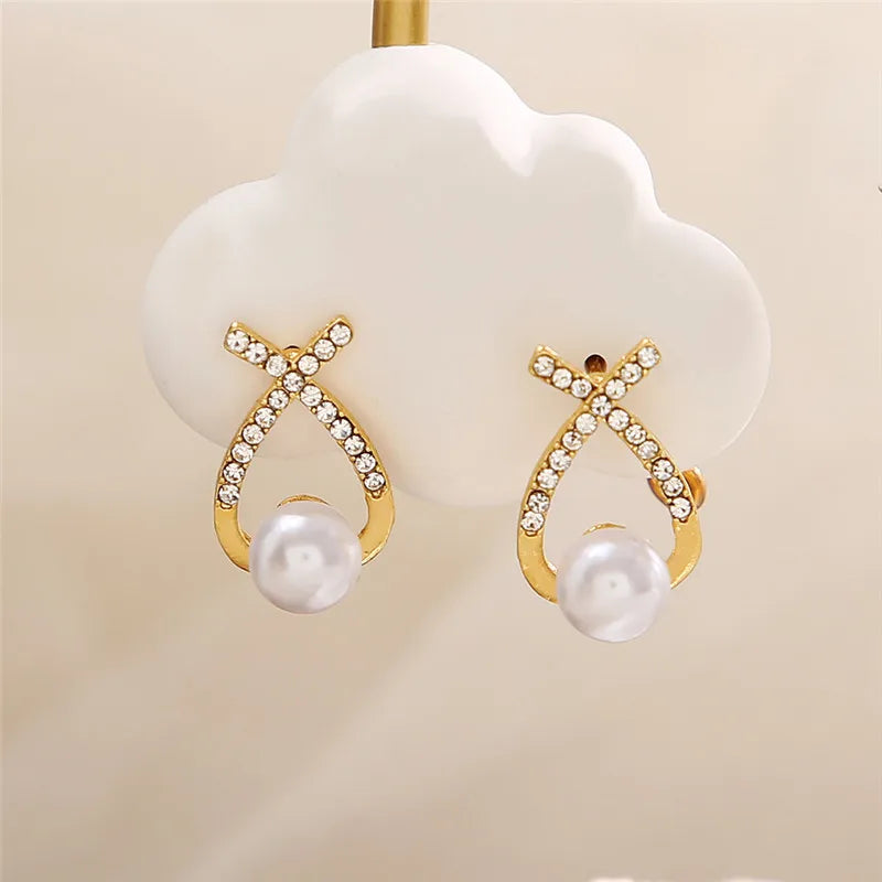 GR | Gold-colored pearl stud earrings