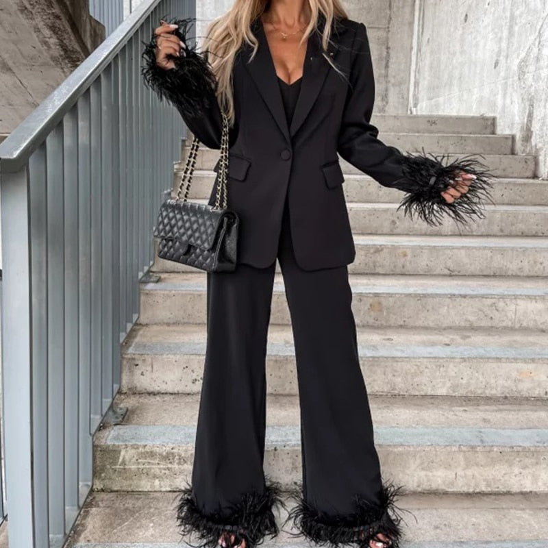 GR | Women's suit with feathers - For a unique and sophisticated look