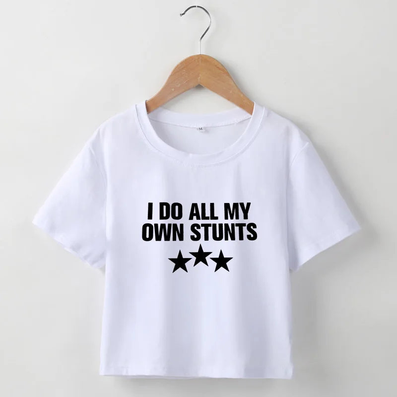GR | Cropped T-Shirt mit "I do all my own stunts" Druck für Frauen
