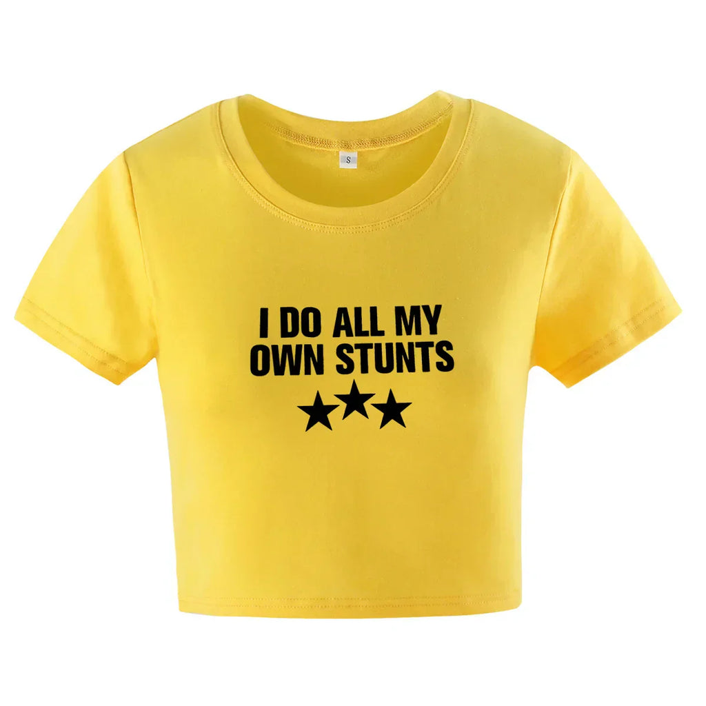 GR | Cropped T-Shirt mit "I do all my own stunts" Druck für Frauen
