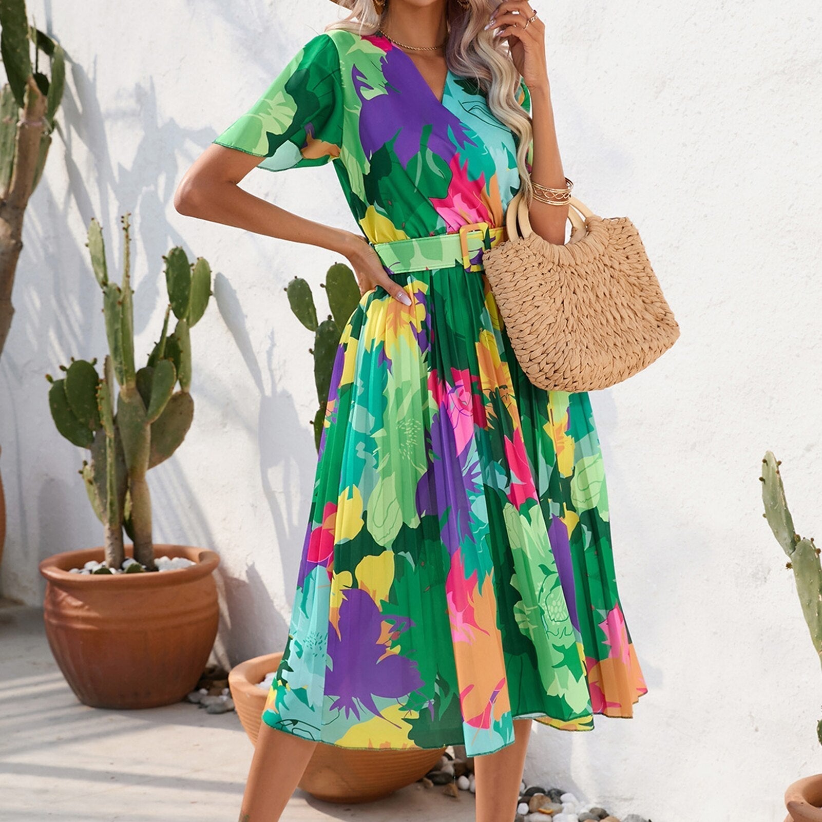 Plisseekleid mit Blumenmuster und Gürtel | Stilvolle Wickeloptik und kurze Ärmel