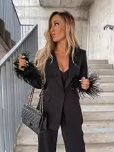 GR - Elegant women's blazer and trousers set with feathers