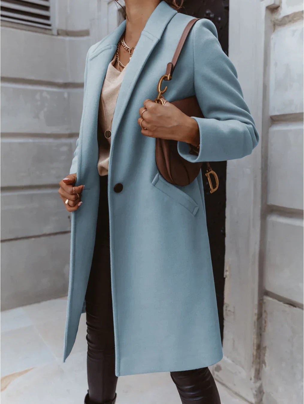 Wool coat with lapel and button