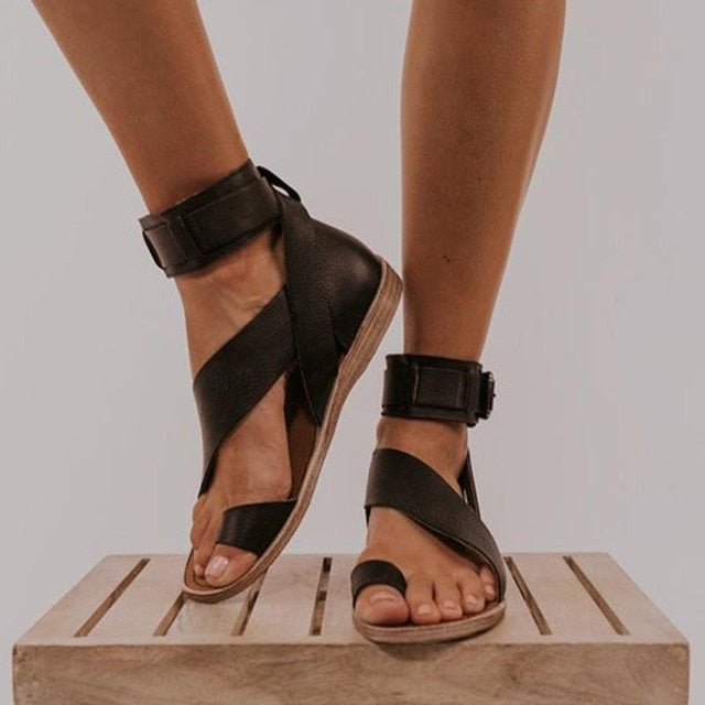 GR | Sandals with cross strap and toe ring 