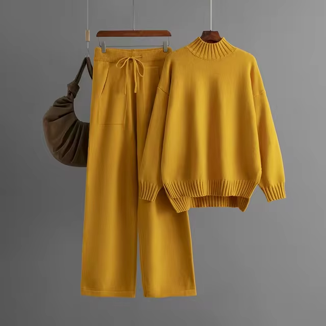 GR | Stylish set consisting of a long-sleeved sweater and straight-leg trousers 