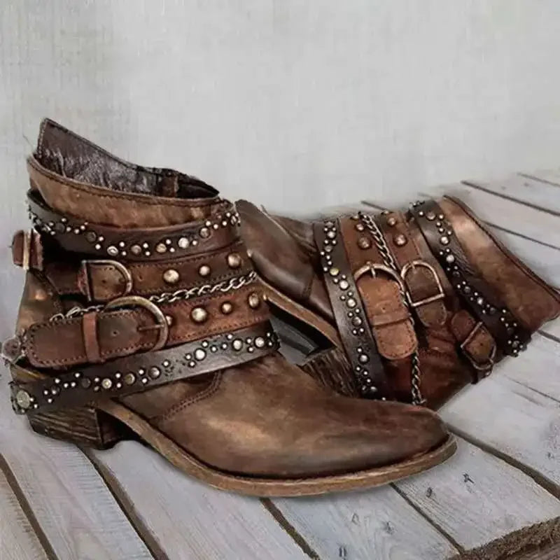 GR | Chic ankle boots with studs