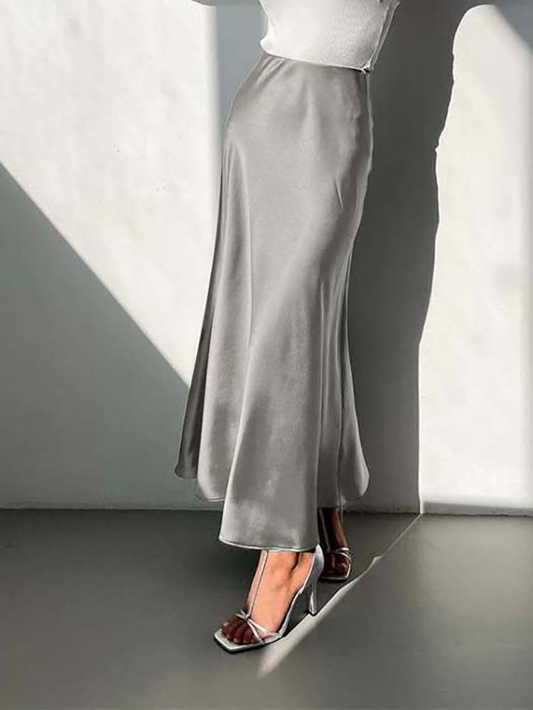 GR | The elegant satin midi skirt