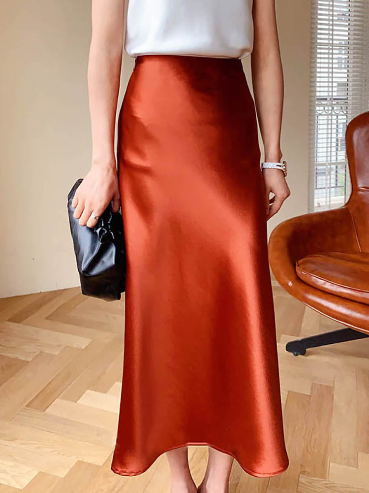 GR | The elegant satin midi skirt