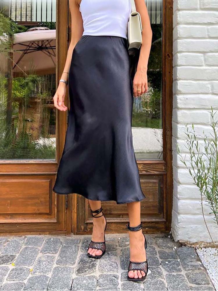 GR | The elegant satin midi skirt