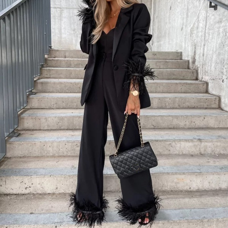 GR | Women's suit with feathers - For a unique and sophisticated look