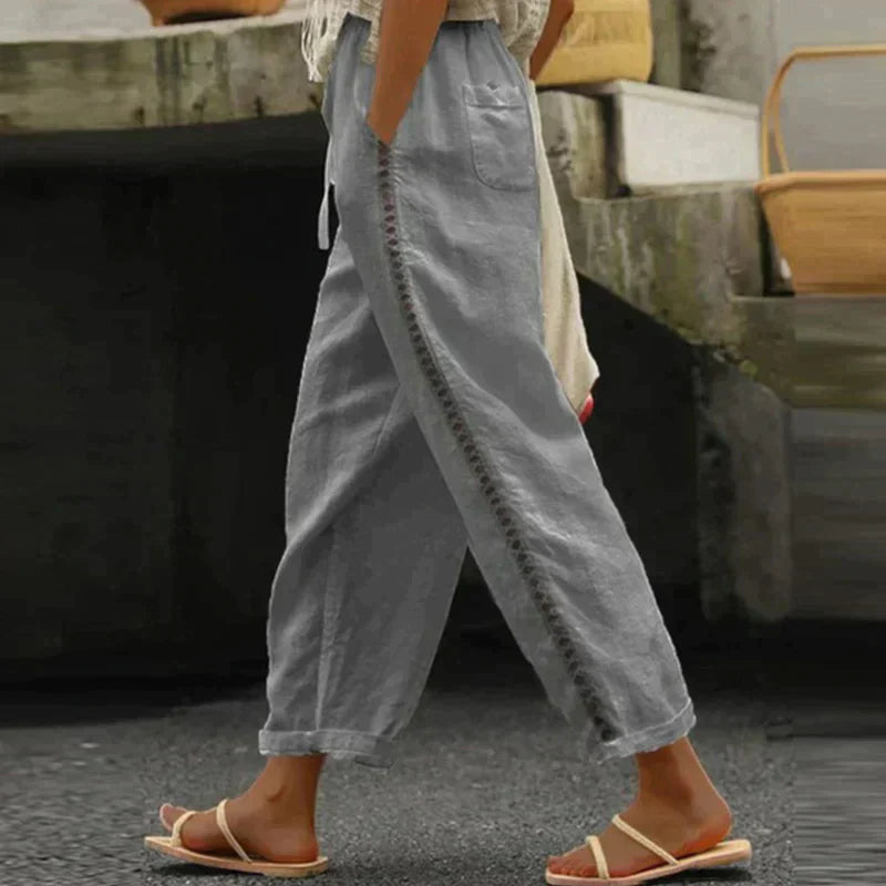 GR | Women's trousers with a modern cut 