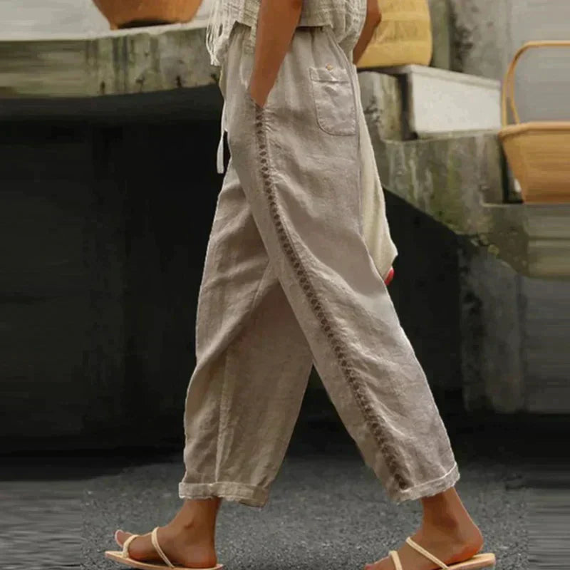 GR | Women's trousers with a modern cut 