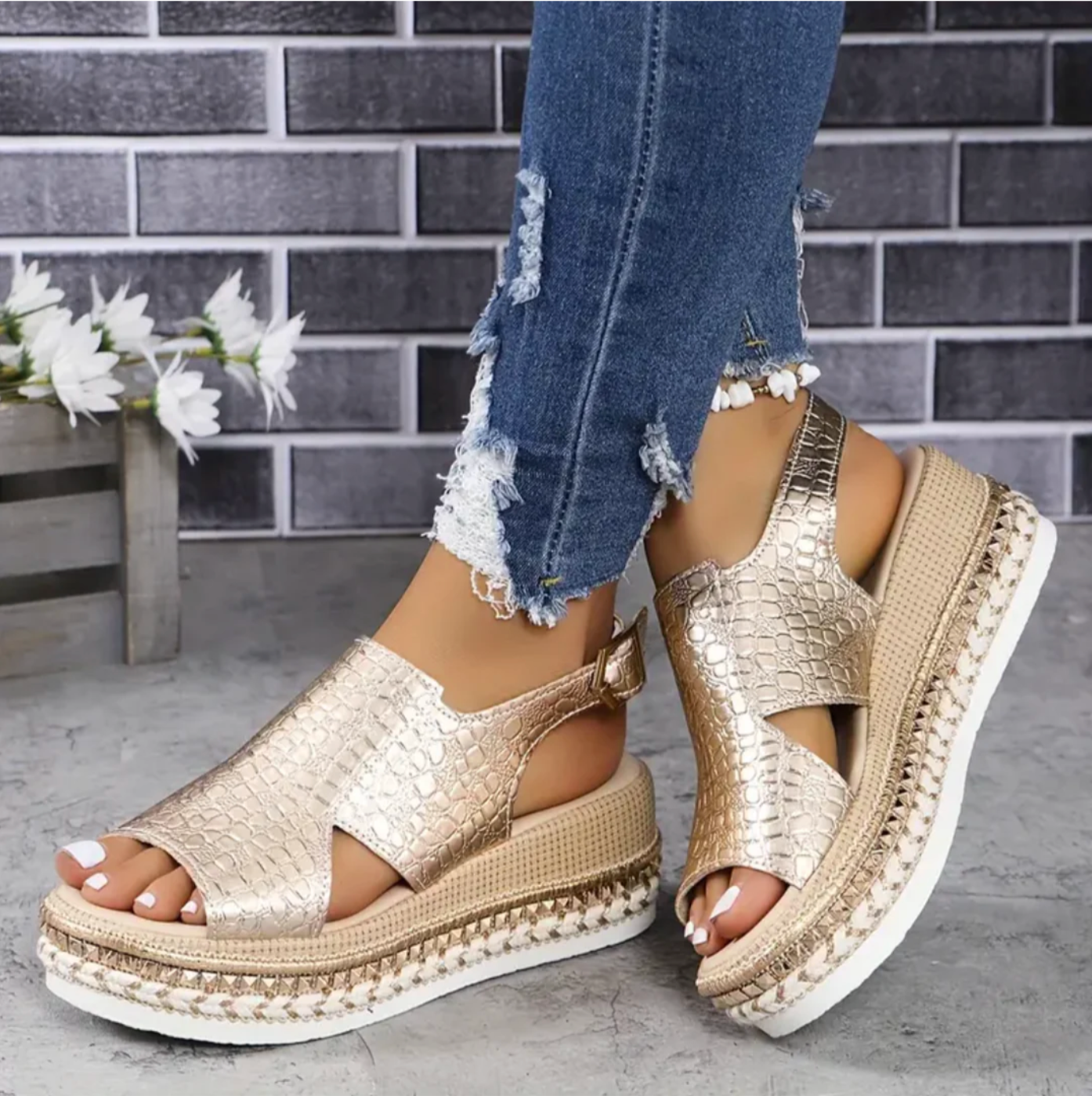 Elegant and stylish sandals with a platform sole
