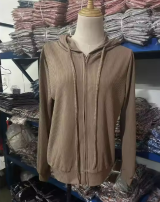 Damen Kapuzenpullover mit strukturierter Rippoptik und praktischen Knöpfen GR
