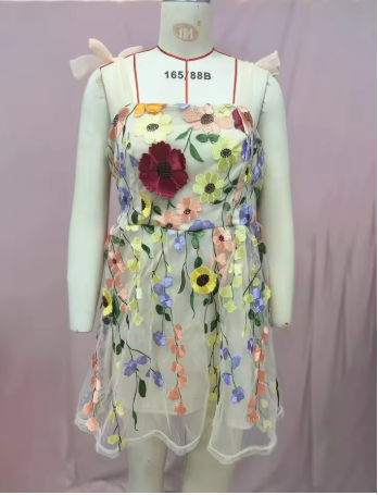 GR | Cocktail dress with floral appliqués