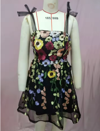 GR | Cocktail dress with floral appliqués