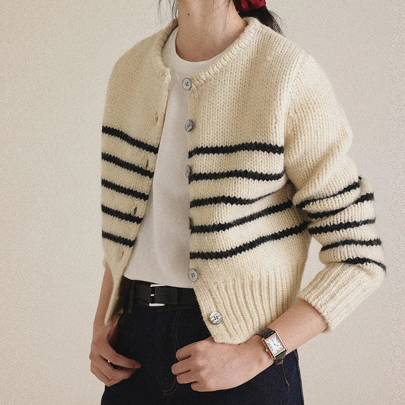 Gestreifter Strick-Cardi-Mantel
