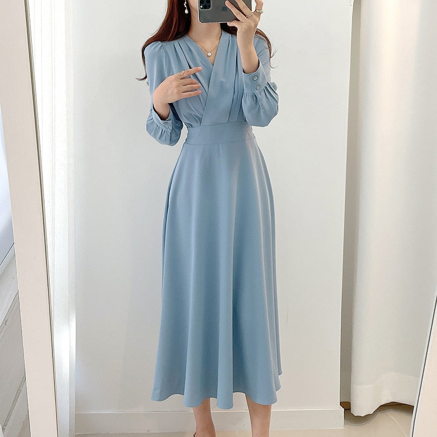 Elegant dress with puff sleeves and V-neck in an A-line silhouette