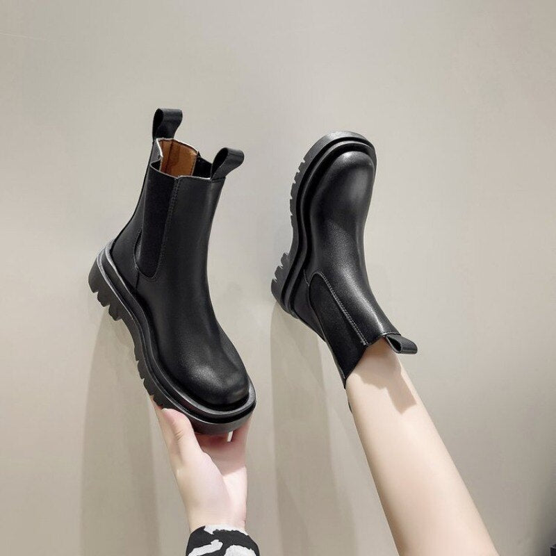 GR Women's Knight Boots - Knee-high retro-style boots with a sturdy heel