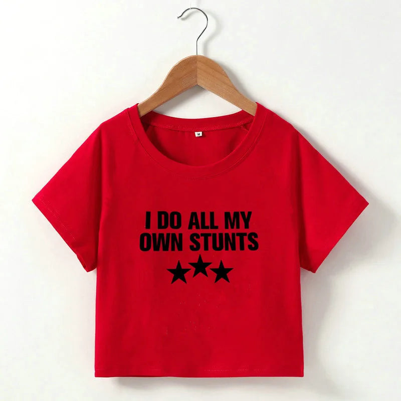GR | Cropped T-Shirt mit "I do all my own stunts" Druck für Frauen