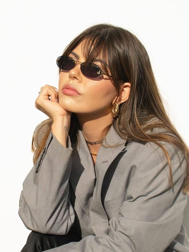 GR | Oval sunglasses with golden accents and subtle stones