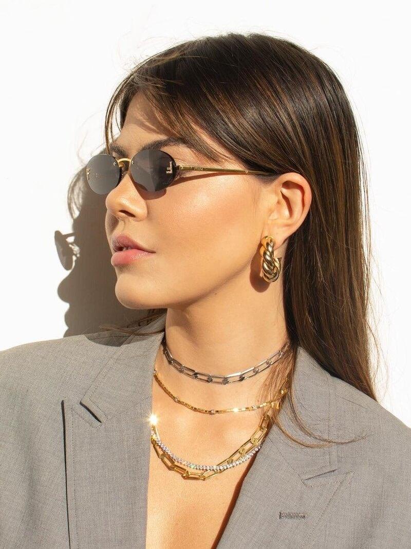 GR | Oval sunglasses with golden accents and subtle stones