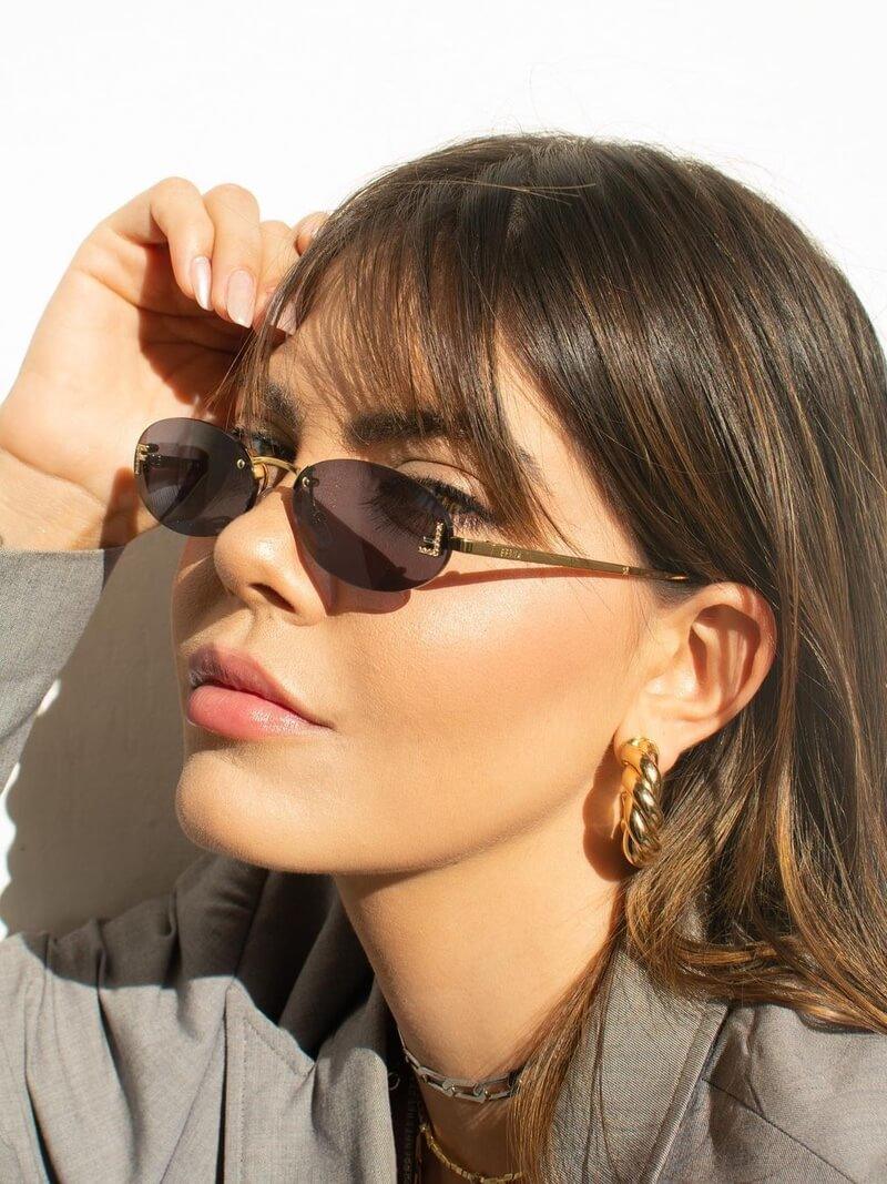GR | Oval sunglasses with golden accents and subtle stones