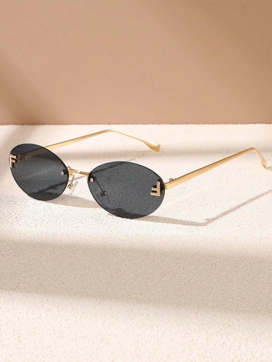 GR | Oval sunglasses with golden accents and subtle stones