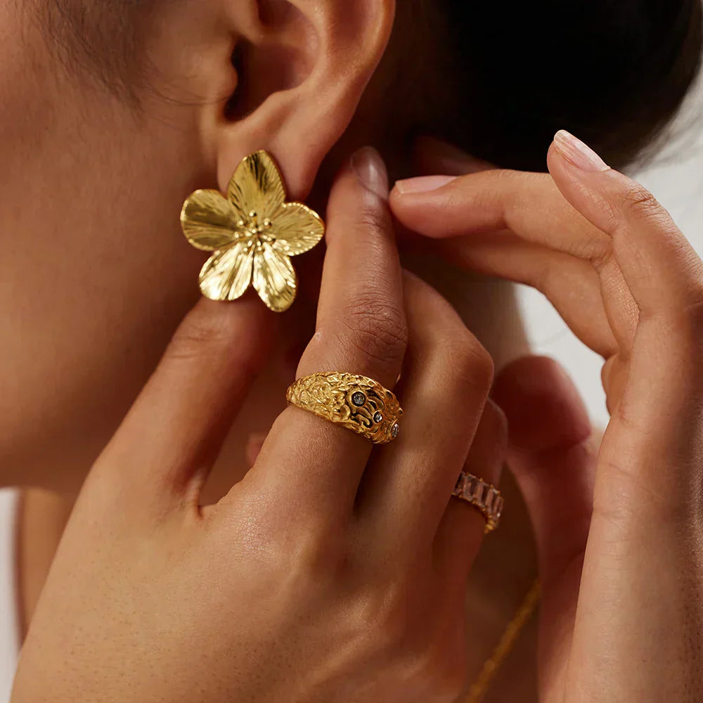 Elle™ - Hypoallergene Vintage-Blumenstecker, 18k vergoldet