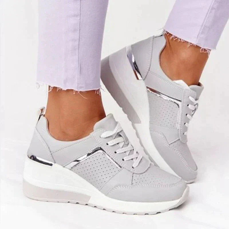 GR | Orthopedic, fashionably flared sneakers with a glossy finish