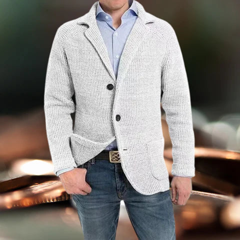 Long-sleeved blazers with turned-up collars; long-sleeved coats
