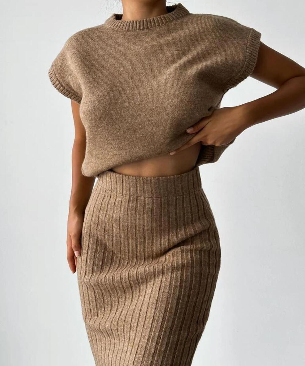 Two-piece ensemble: Sleeveless vest + knitted skirt 