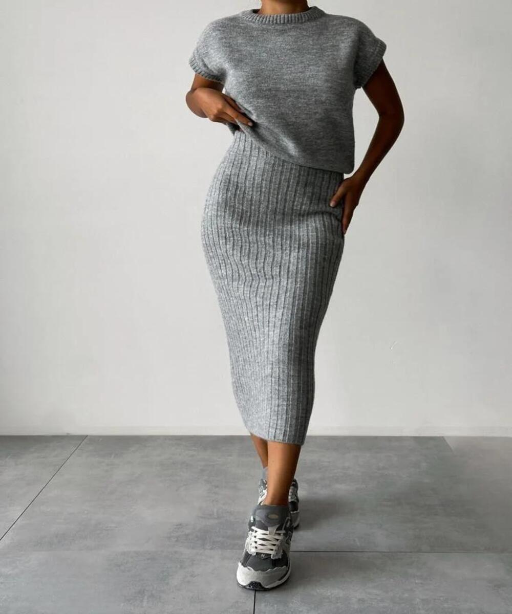 Two-piece ensemble: Sleeveless vest + knitted skirt 