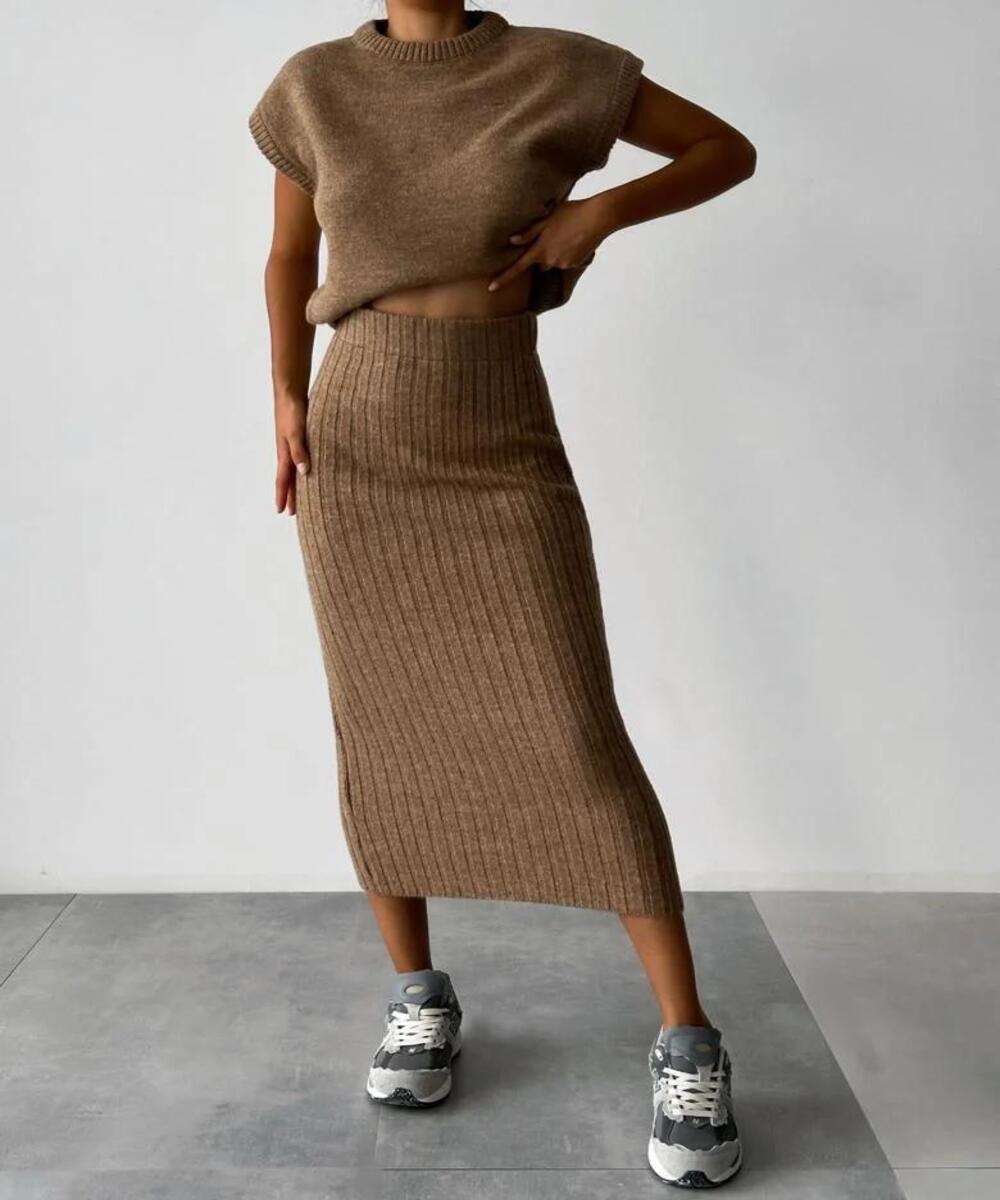 Two-piece ensemble: Sleeveless vest + knitted skirt 