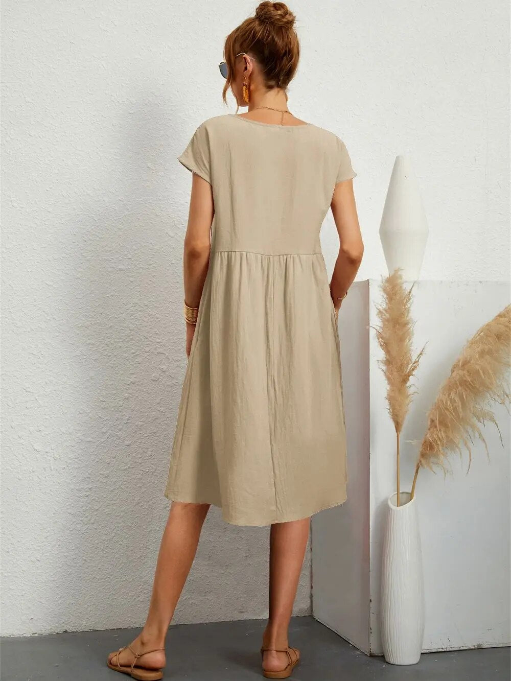 GR | Elegant, fitted dress with timeless style for women