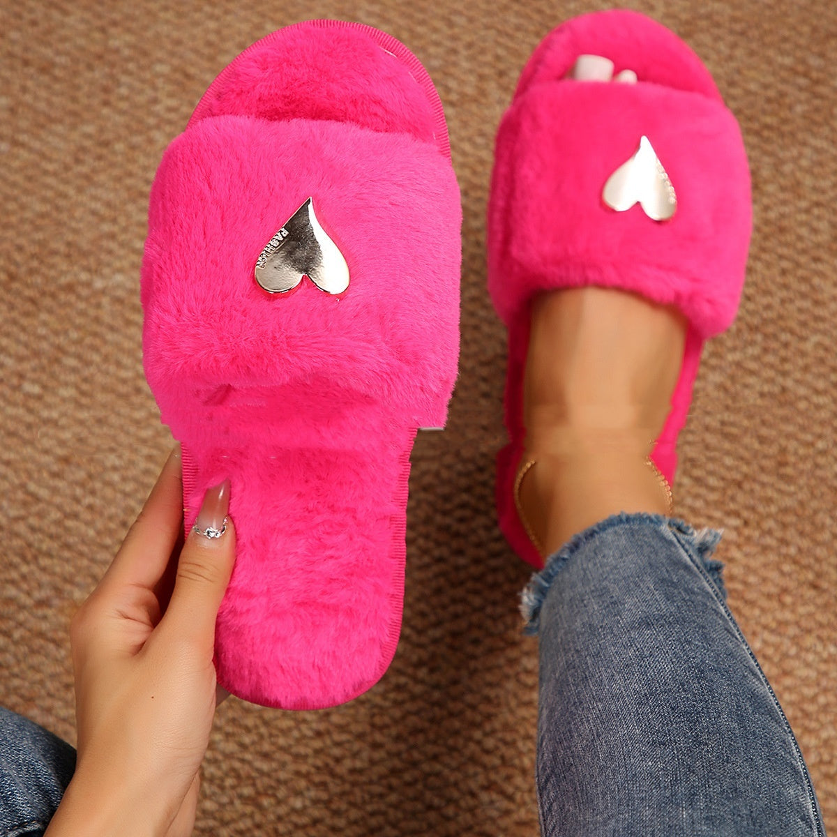 GR | Slippers - Women's slippers with heart detail and open toe