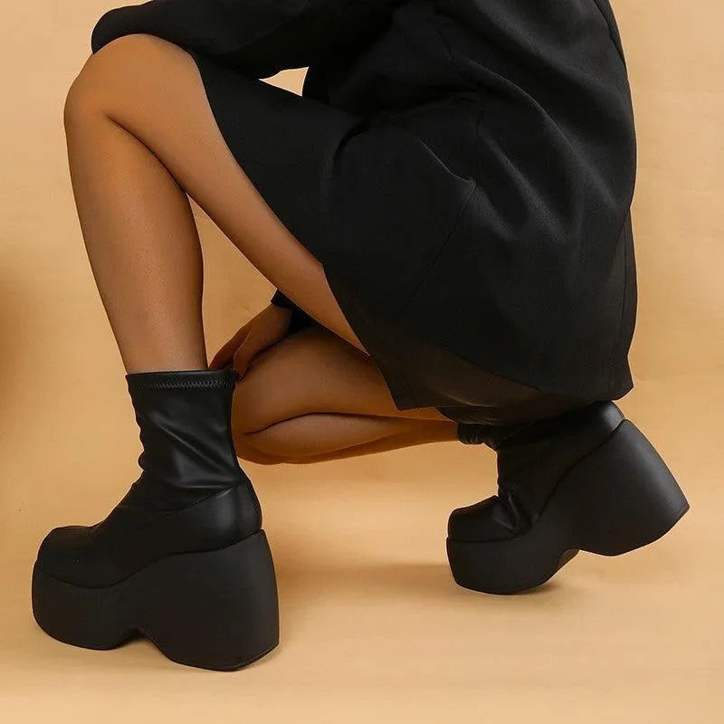 GR | Chelsea boot with elastic wedge heel made of leather