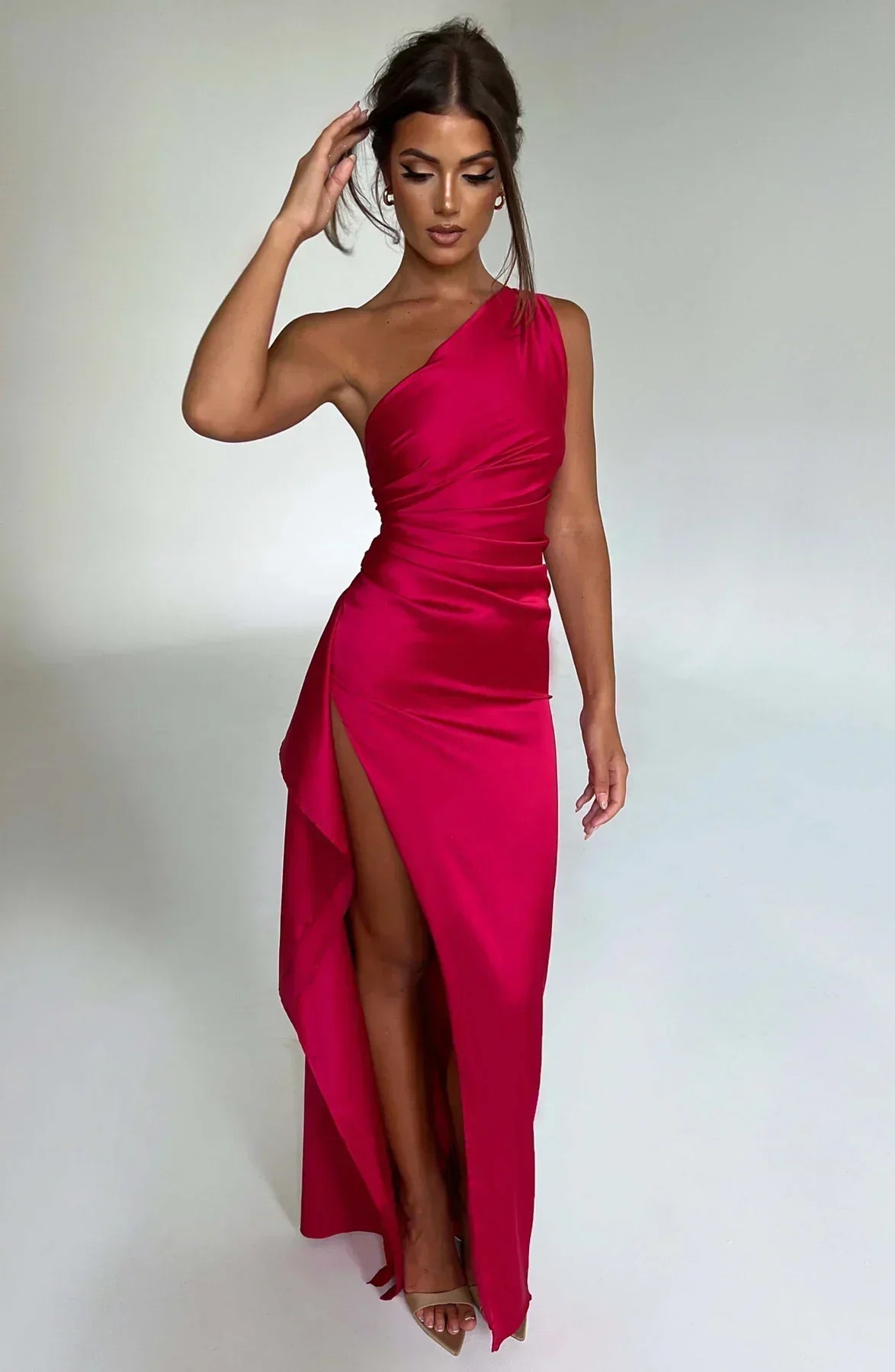 GR | Elegantes One Shoulder Satin Split Kleid